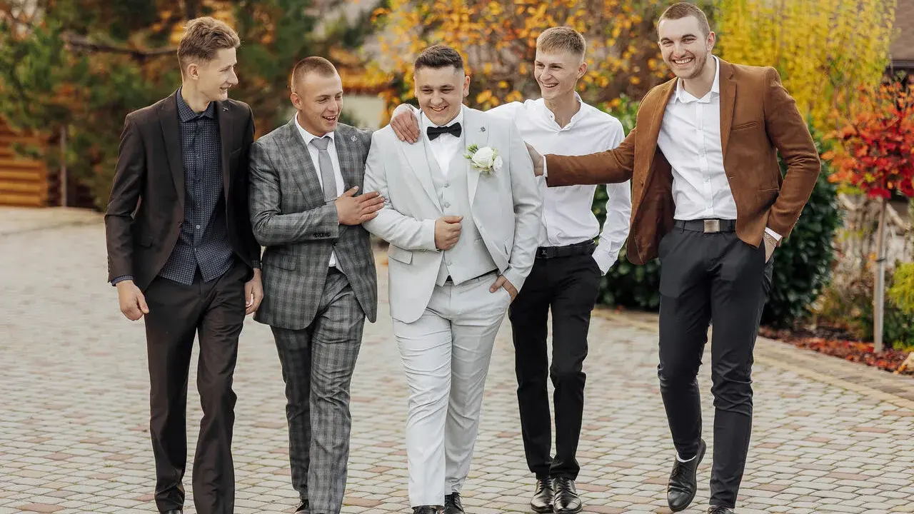 Panowie w garniturach na wesele w październiku. Eleganckie stylizacje na jesienne przyjęcie.