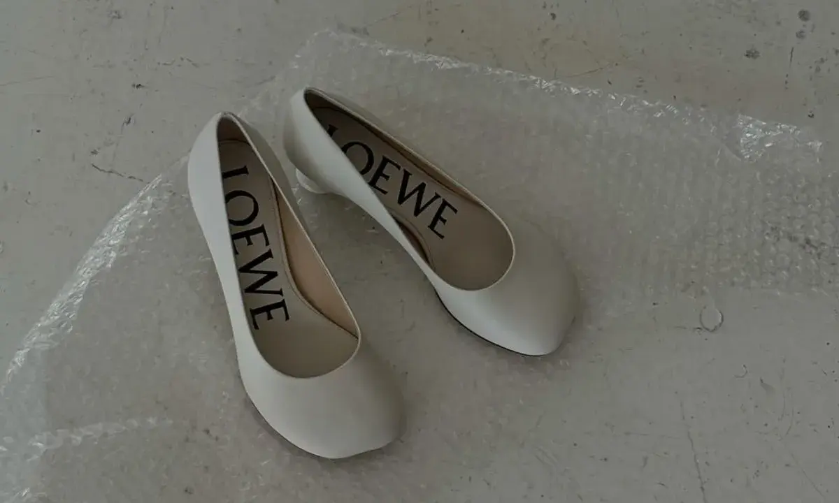 Białe, płaskie buty Loewe z kwadratowym noskiem. Idealne, jakie płaskie buty do sukienki na co dzień i specjalne okazje.