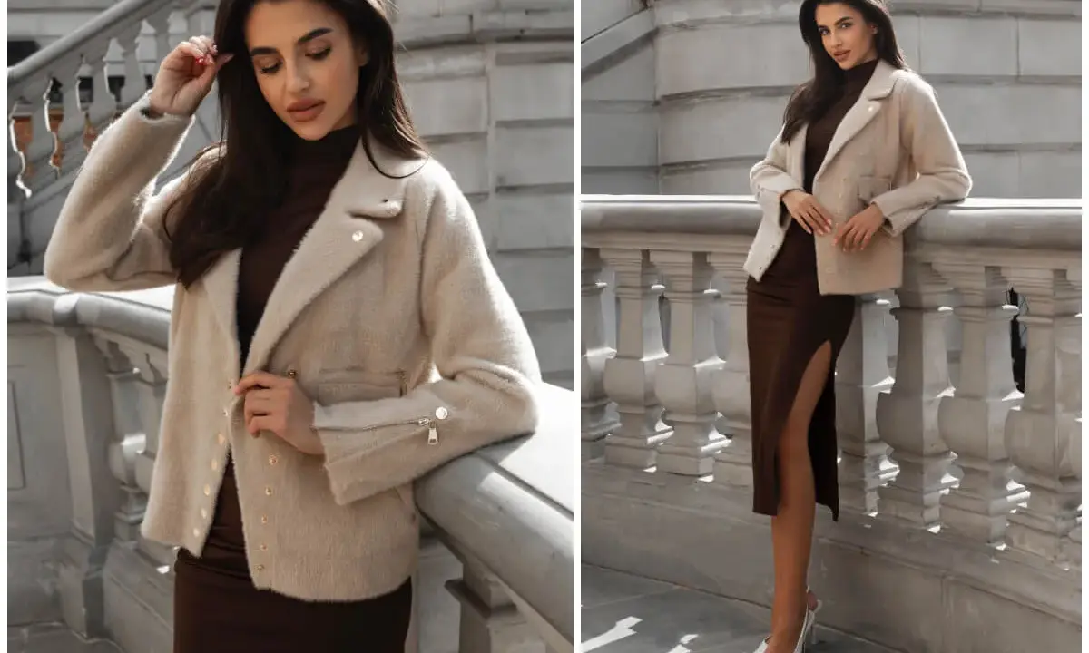 Elegancka kobieta w modnej, beżowej kurtce i brązowej sukience z rozcięciem. Idealna stylizacja na jesień.