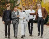 Panowie w garniturach na wesele w październiku. Eleganckie stylizacje na jesienne przyjęcie.