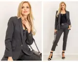 Elegancka kobieta w dopasowanym garniturze, idealnym do biznesowego dres code. Stylowa stylizacja z torebką i szpilkami.