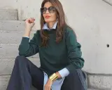 Elegancka 50-latka w zielonym swetrze i kratkowych spodniach. Stylowe zestawy ubrań dla dojrzałych kobiet.