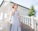 Elegancka dziewczyna w jasnej sukni, idealna inspiracja, jak się ubrać na bierzmowanie dziewczyna.