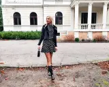 Kobieta w grochy i błyszczące kalosze. Stylowe kalosze stylizacje na jesienne dni.