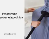 Jak wyprasować plisowaną spódnicę parownicą? Dwie dłonie trzymają materiał i dyszę parownicy, by nadać jej idealny kształt.