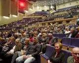Widownia filharmonii w eleganckich strojach. Zastanawiasz się, jak się ubrać do filharmonii? Tutaj widzisz przykład klasycznych stylizacji.
