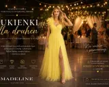 Eleganckie sukienki na wesele 2026 dla druhen. Modelka w żółtej sukni maxi z rozcięciem. Odkryj kolekcję Madeline Fashion.