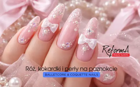 Różowe paznokcie z kokardkami i perłami, idealne dla coquette aesthetic.