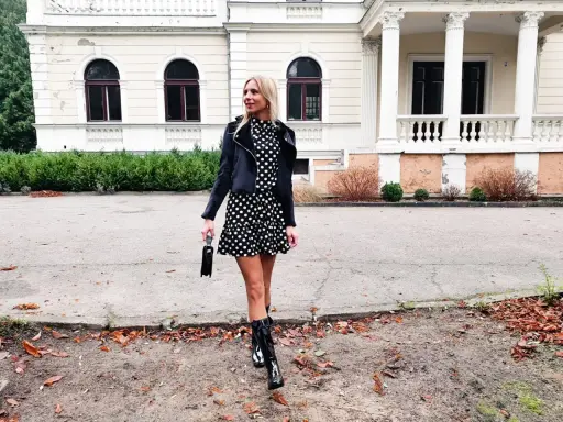 Kobieta w grochy i błyszczące kalosze. Stylowe kalosze stylizacje na jesienne dni.