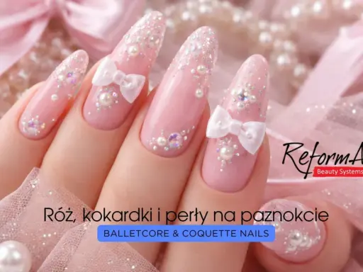 Różowe paznokcie z kokardkami i perłami, idealne dla coquette aesthetic.