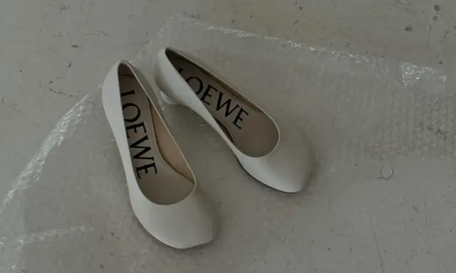 Białe, płaskie buty Loewe z kwadratowym noskiem. Idealne, jakie płaskie buty do sukienki na co dzień i specjalne okazje.