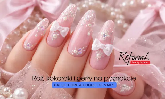 Różowe paznokcie z kokardkami i perłami, idealne dla coquette aesthetic.