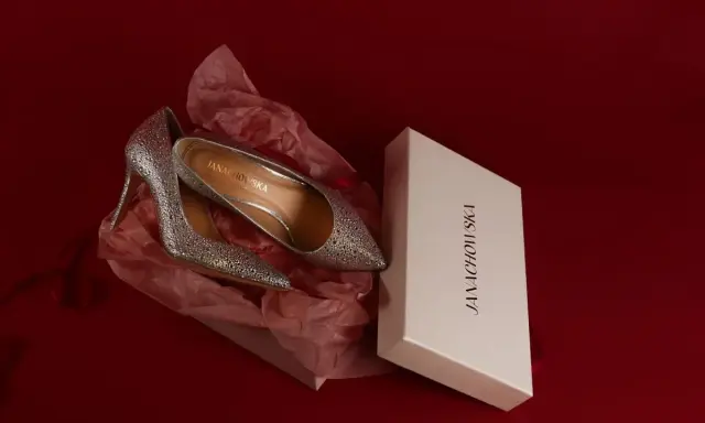 Srebrne, błyszczące szpilki w pudełku. Idealne buty na studniówkę, które dodadzą blasku każdej stylizacji.