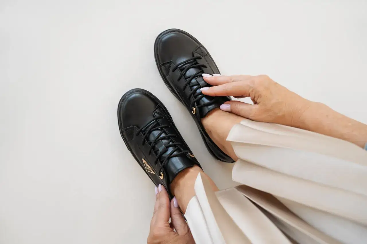 Eleganckie, czarne, płaskie buty do damskiego garnituru, idealne na co dzień.