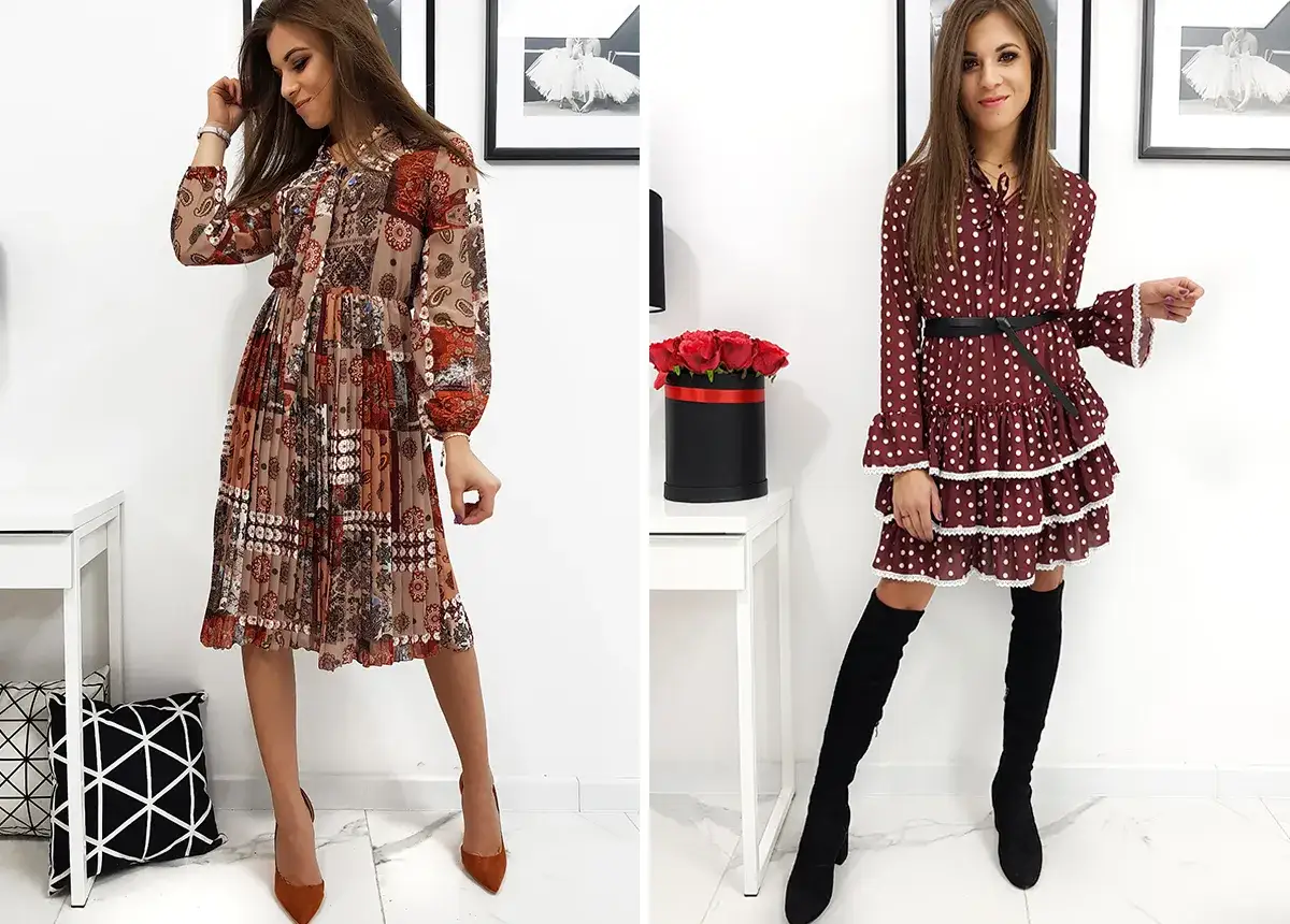 Dwie kobiety prezentują sukienki w stylu vintage. Jedna w brązową, wzorzystą sukienkę z plisowanym dołem, druga w bordową w groszki z falbankami.