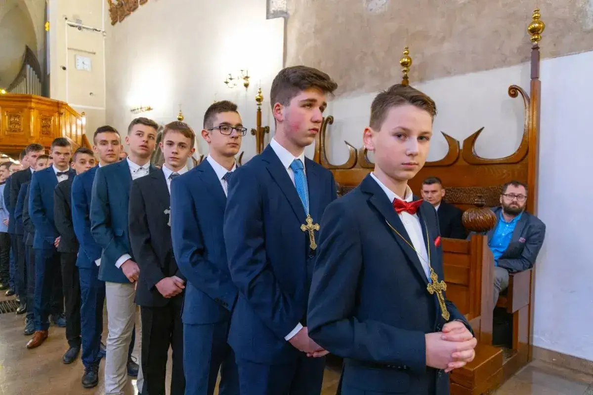 Chłopcy w garniturach, gotowi na bierzmowanie. Eleganckie stroje to klucz do udanej uroczystości.